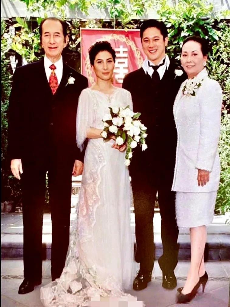 赌王5个女儿的婚礼瞬间

最美的还是何超琼
