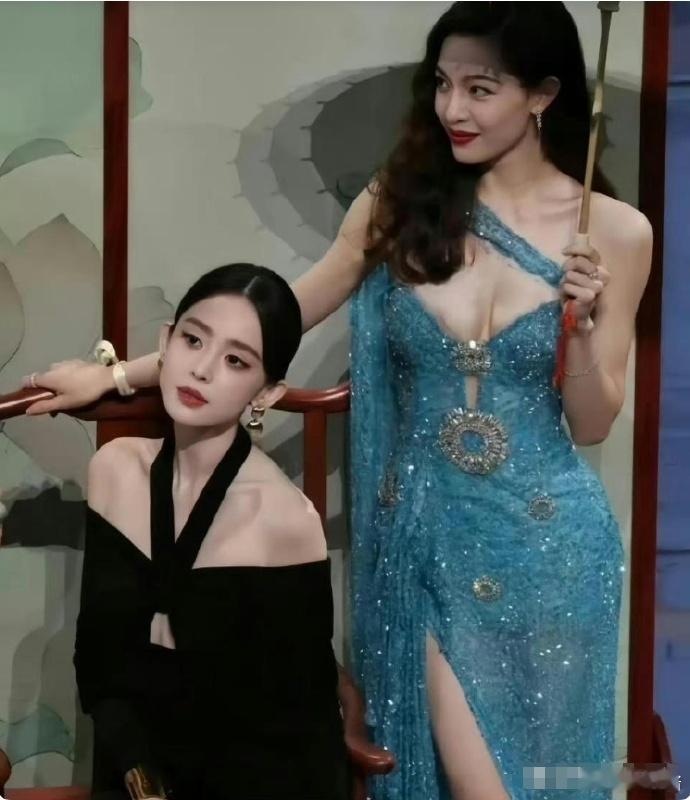 钟楚曦的衣服是不是快要掉了…… ​​​