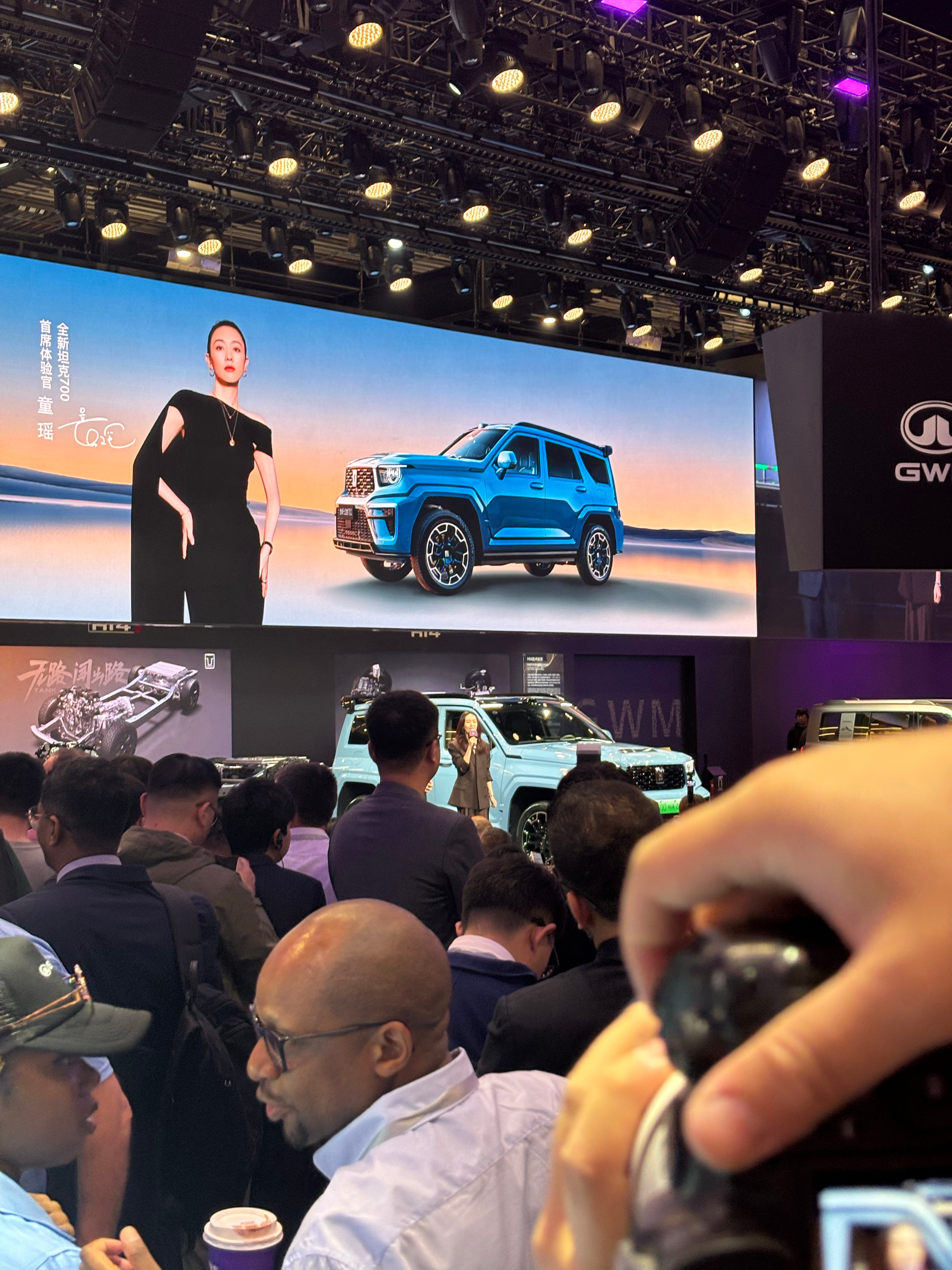 在坦克这边看到了，坦克700的体验官:童瑶。果然明星，现实还是要比网上漂亮的。 