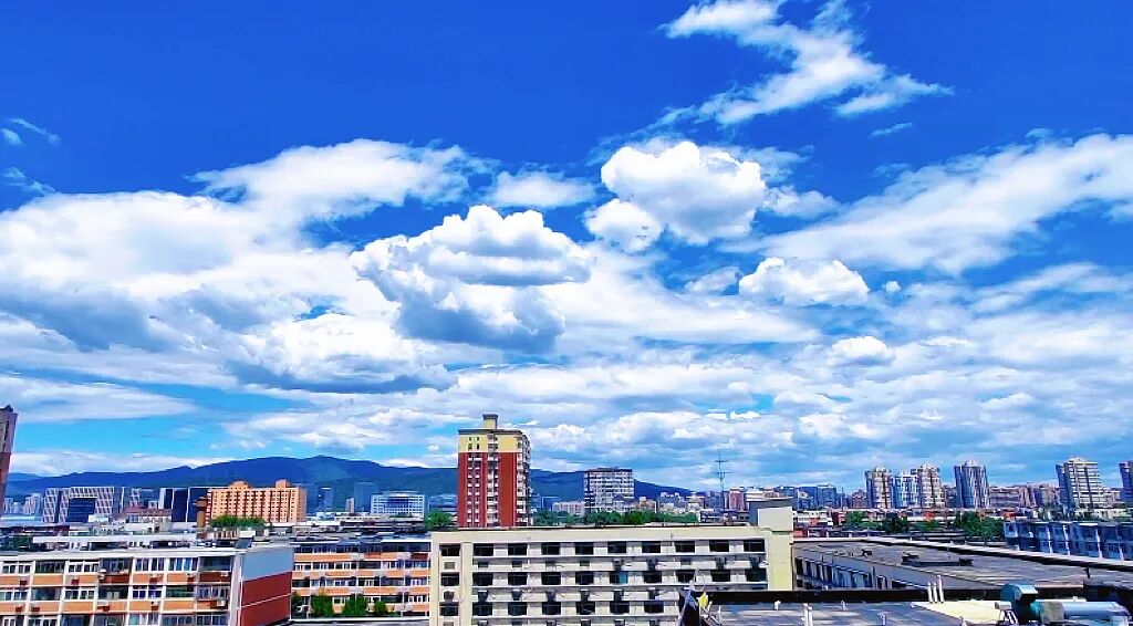 石景山云朵漫卷，天空如画