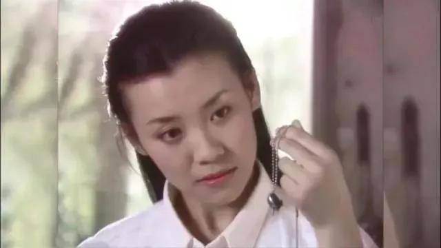 差一点就认不出来她是谁了！

原来她年轻的时候竟然也这么美，长发飘飘，明眸善睐，