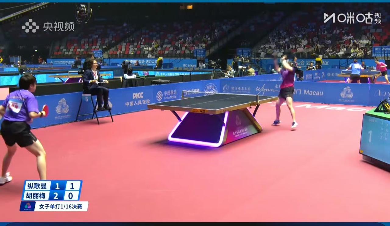 第一局纵歌曼14-12险胜湖南队削球手胡丽梅！
纵歌曼在上次的常规挑战赛上跟桥本