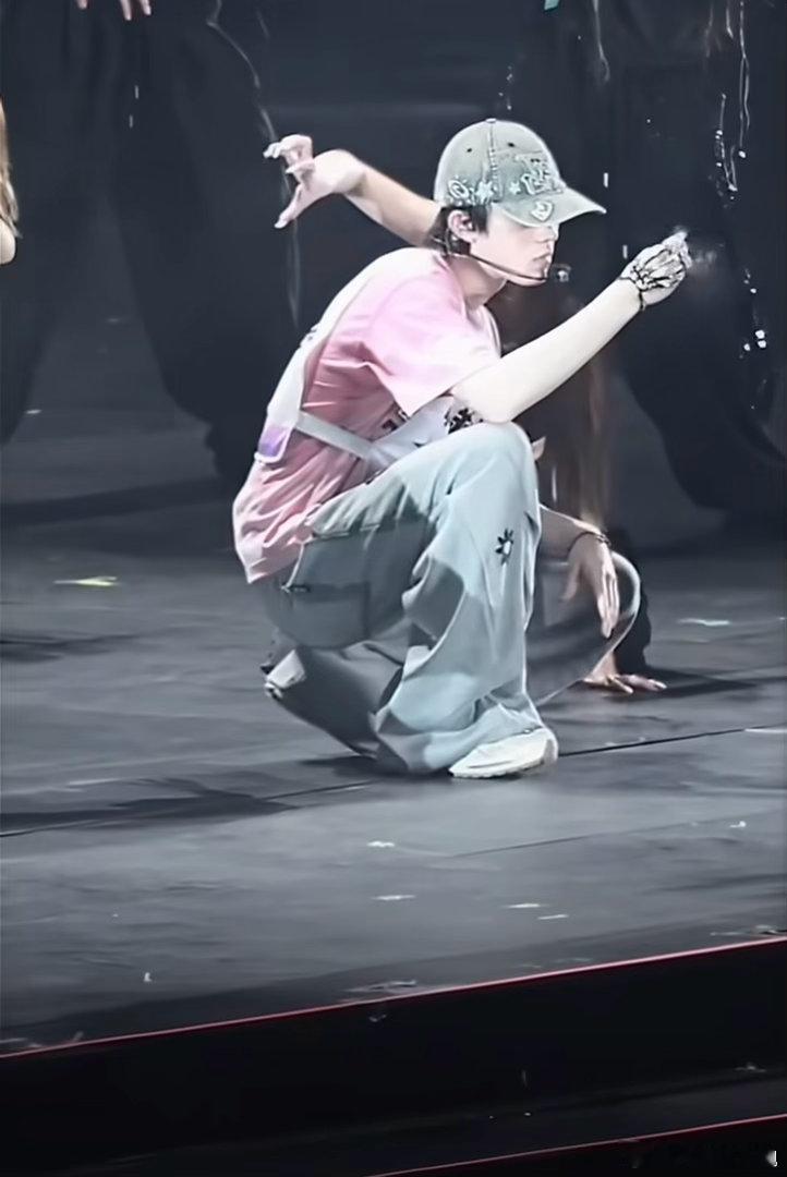 苏新皓舞台手指搓烟魔术苏新皓把小魔术搬上solo舞台把魔术元素结合solo表演为