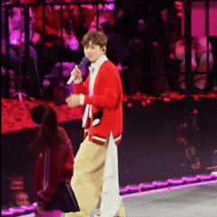 张杰回头拉伴舞 张杰成都新春场的暖心瞬间太戳心！表演时察觉伴舞站位危险，提醒无果