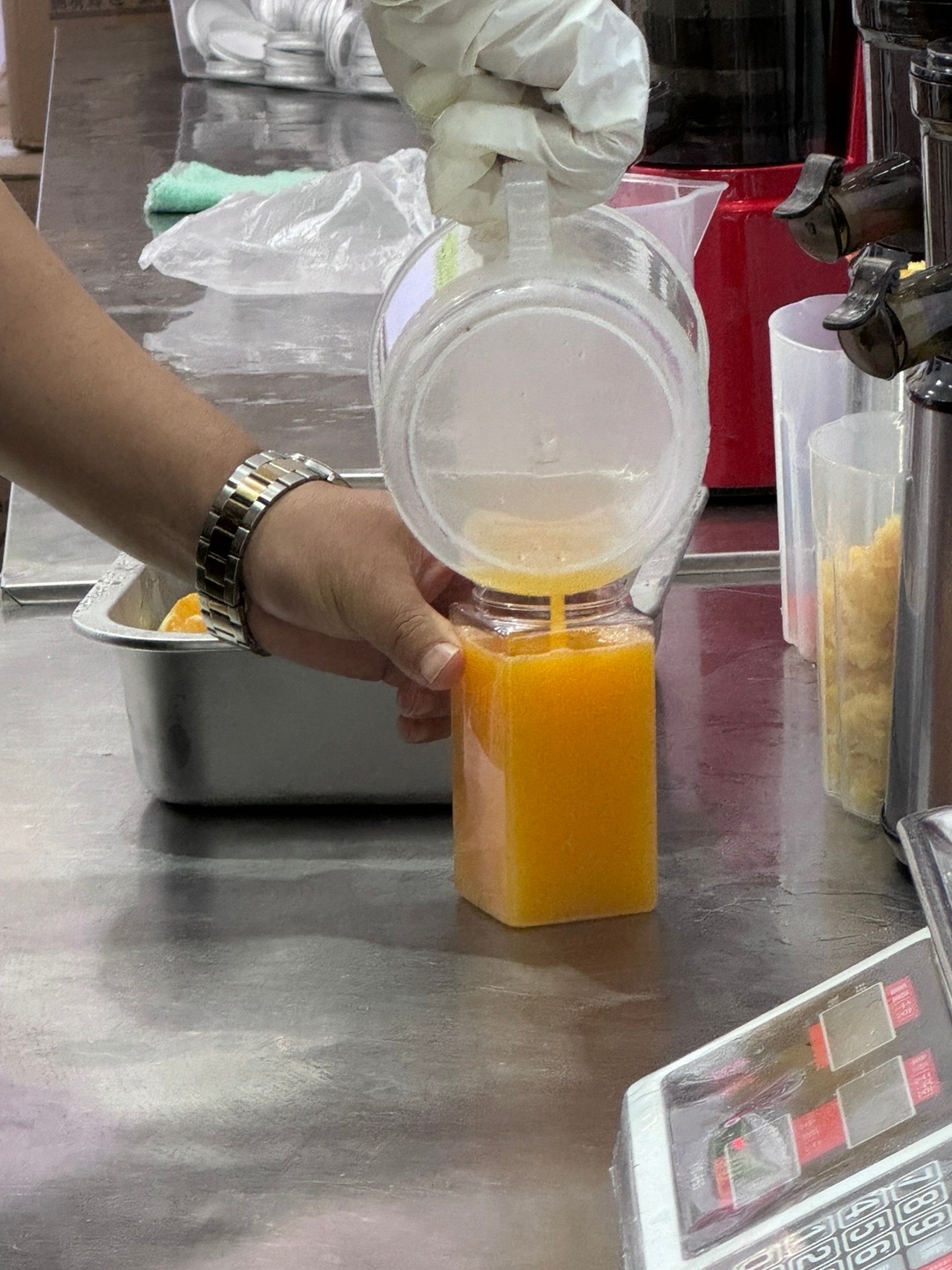 鲜榨果汁就是没有加工过的好喝 ​​​
