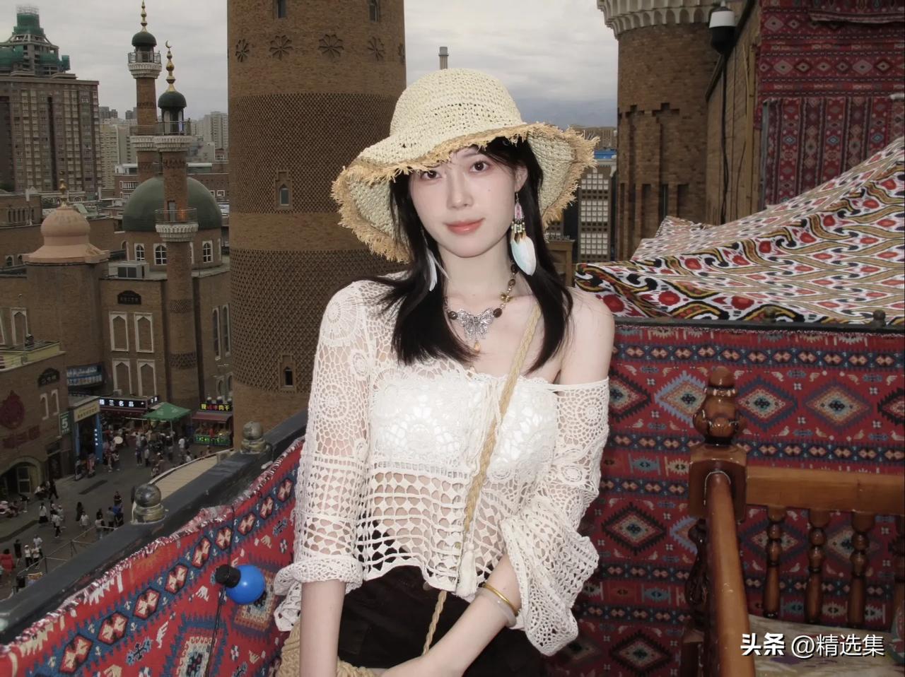 楼阁倚天高，佳人倚楼笑。