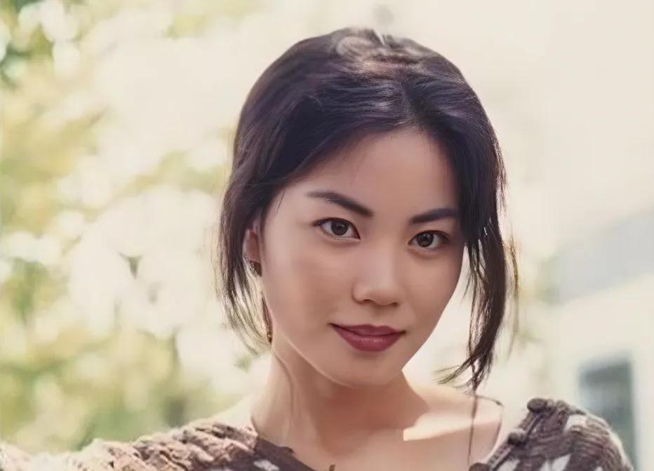 窦靖童的颜值遗传了谁？甭管随爹还是随妈，都不应该是这个样子啊。
年轻时的王菲颜值