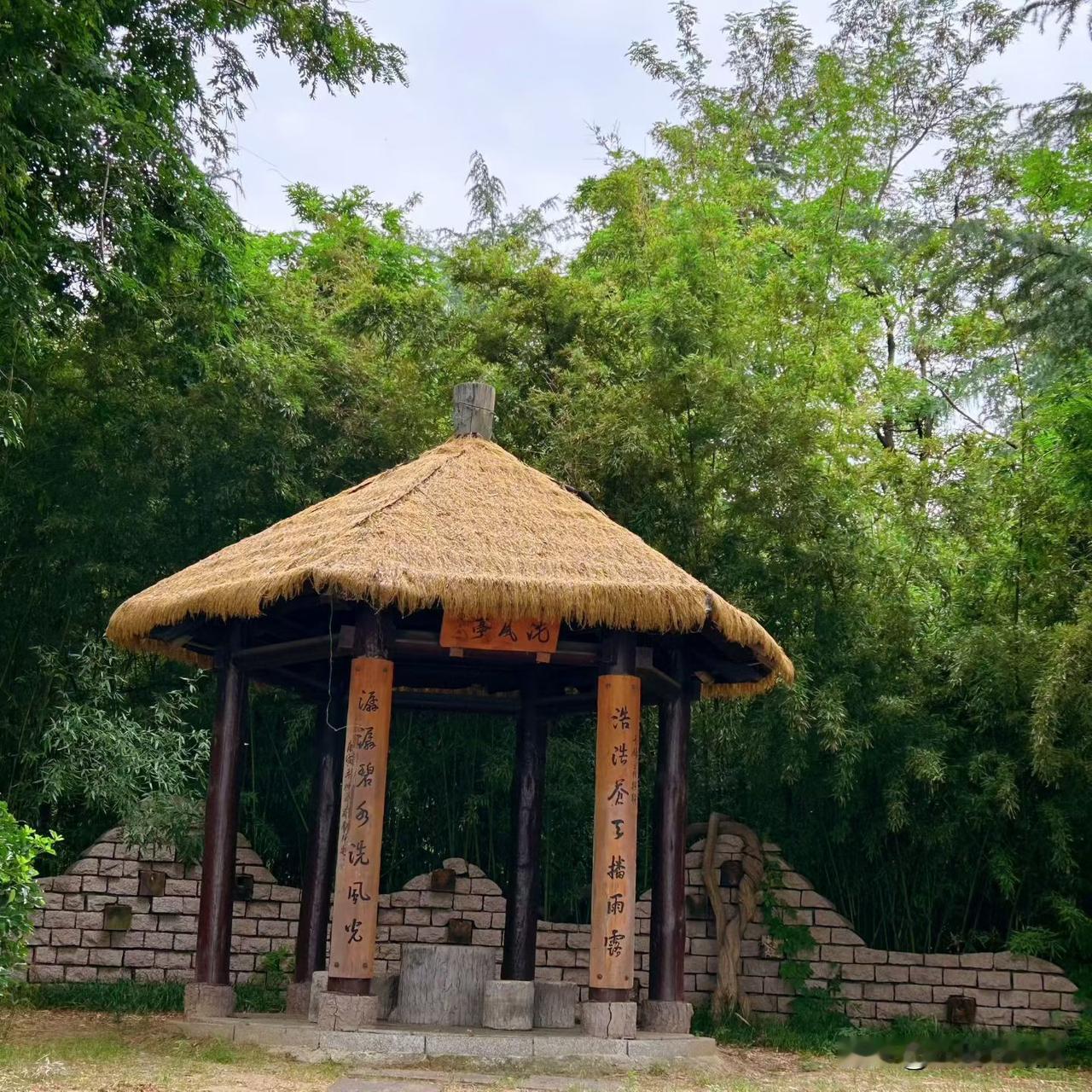 梅西在足球界已经没有遗憾了，梅西很清楚，巅峰不必无限延长，能满足自己的目标已经很