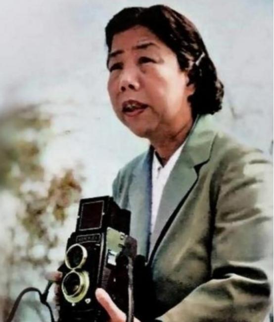 1927年4月，邓颖超在广州产下一子，由于这个孩子生下来体重太大，有10磅重，超