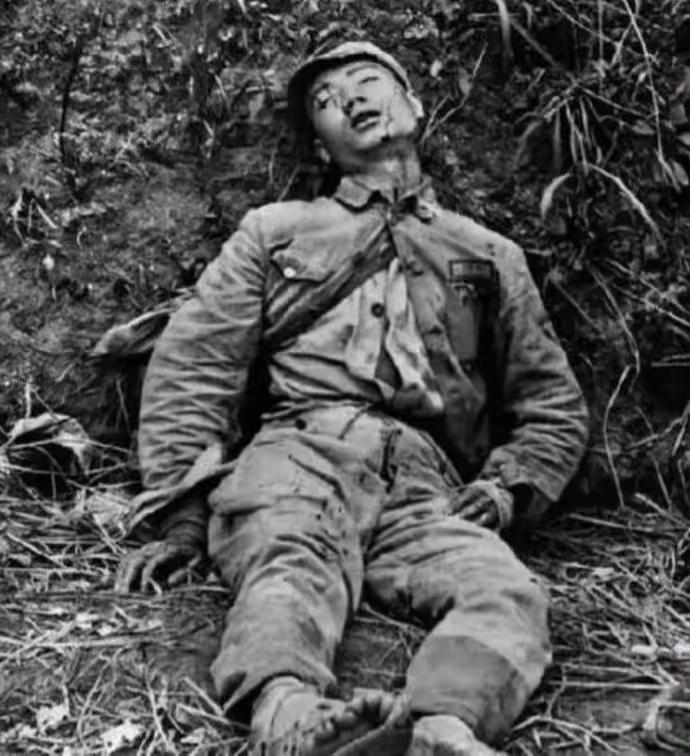 一双草鞋，一生忠魂！这位无名抗日烈士，看哭无数国人
 
缅怀烈士。这是一位无名英