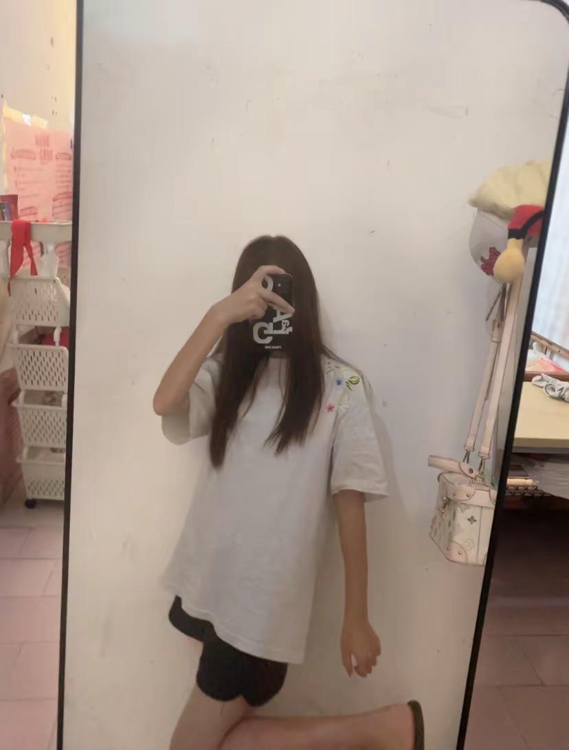 跟你说了多少次了 抱怨没用 你得抱我 . 长发飘飘 原图直出 正常穿搭没有不良行