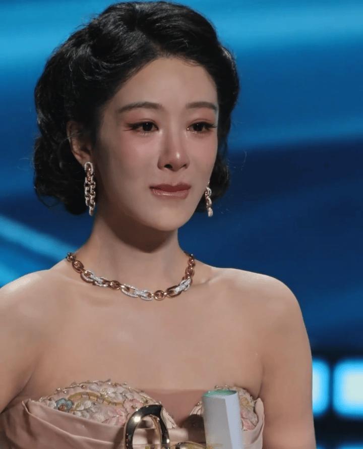 如果说杨紫这段哭戏是演的
那就更证明她的演技牛批了
拿这个奖，我看真不能只当成“
