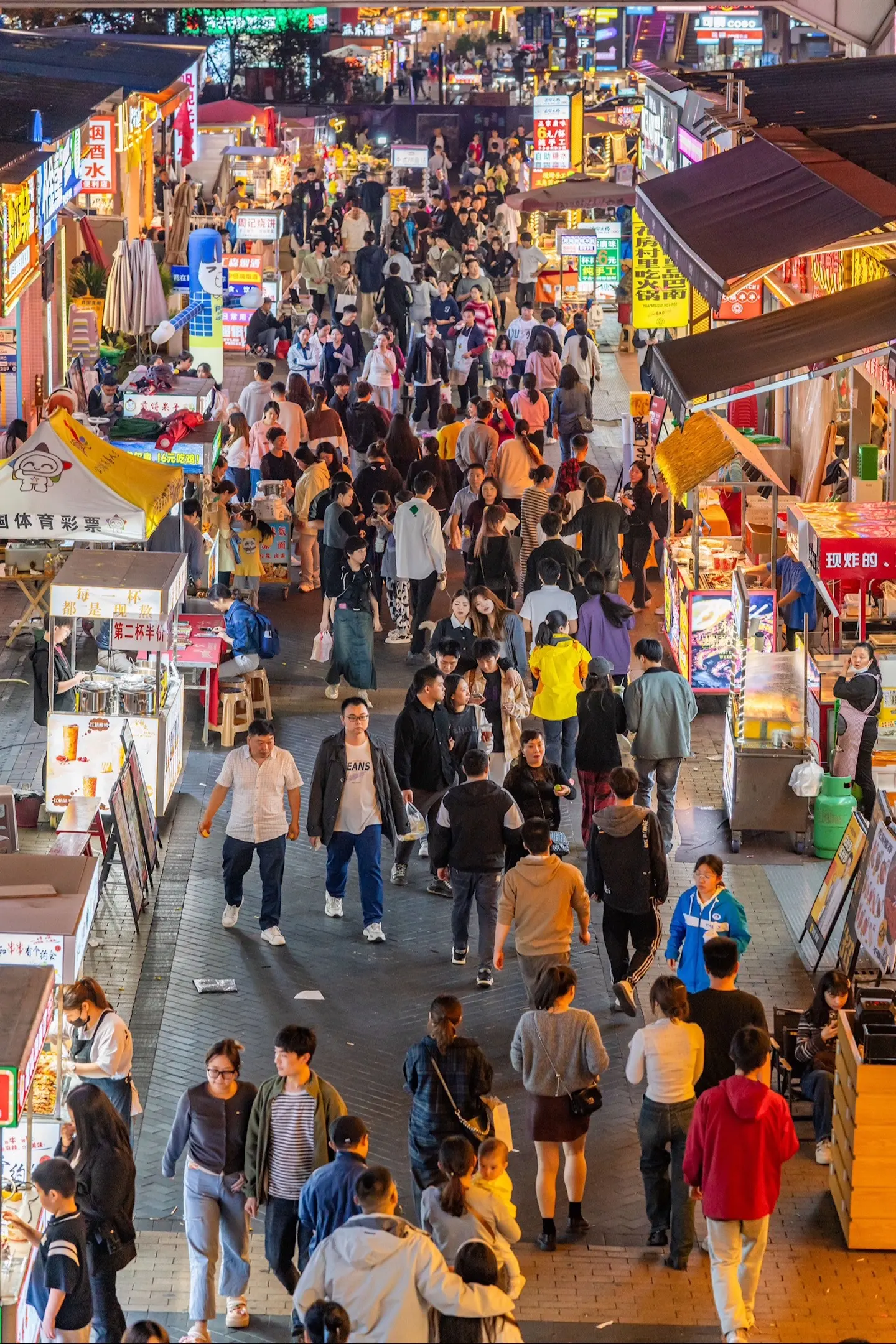 市井长巷，聚拢来是烟火，摊开来是人间，万般滋味皆是生活。