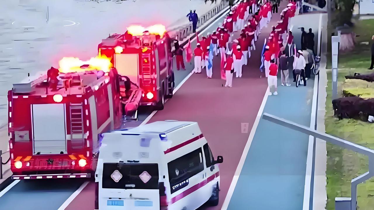 横行霸道谁最强？
暴走老人堵消防。
世间频生奇葩事，
无知无畏全靠装！