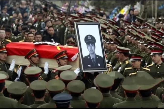 2008年，两名战士执勤靶场警戒时不见人影，营长正准备发火，一农民急匆匆赶来说了