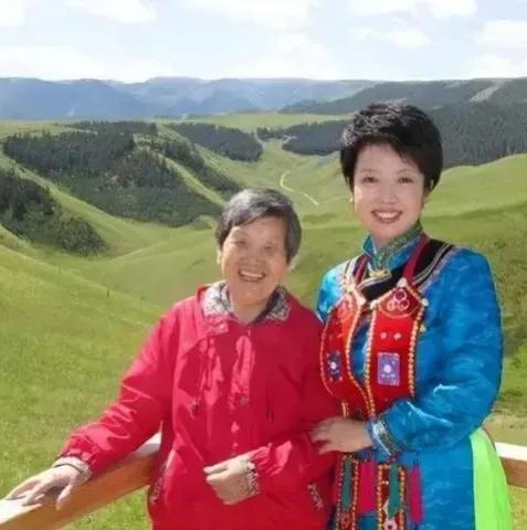 主持得好，角色演得好，还是个大孝女，一边忙工作，一边和家人照顾卧床老父，闲着时，