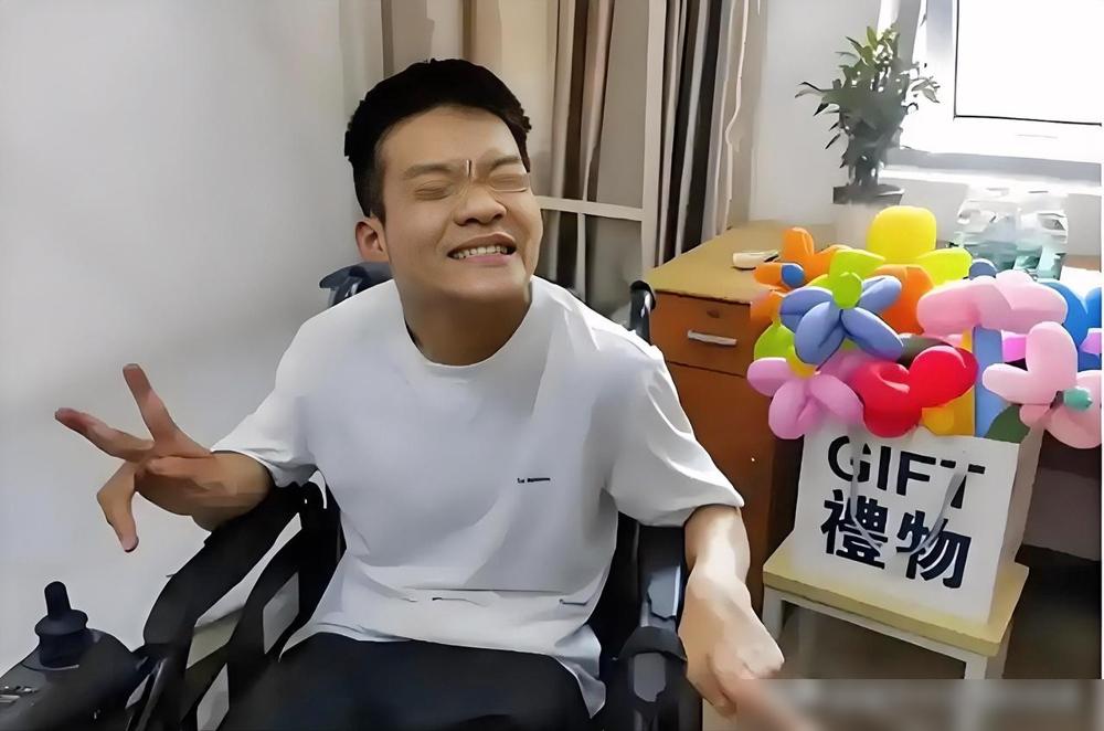 云南一老人为了抱孙子，给脑瘫儿子娶媳妇，谁料，生下两个娃后，他却哭着说：“我真后