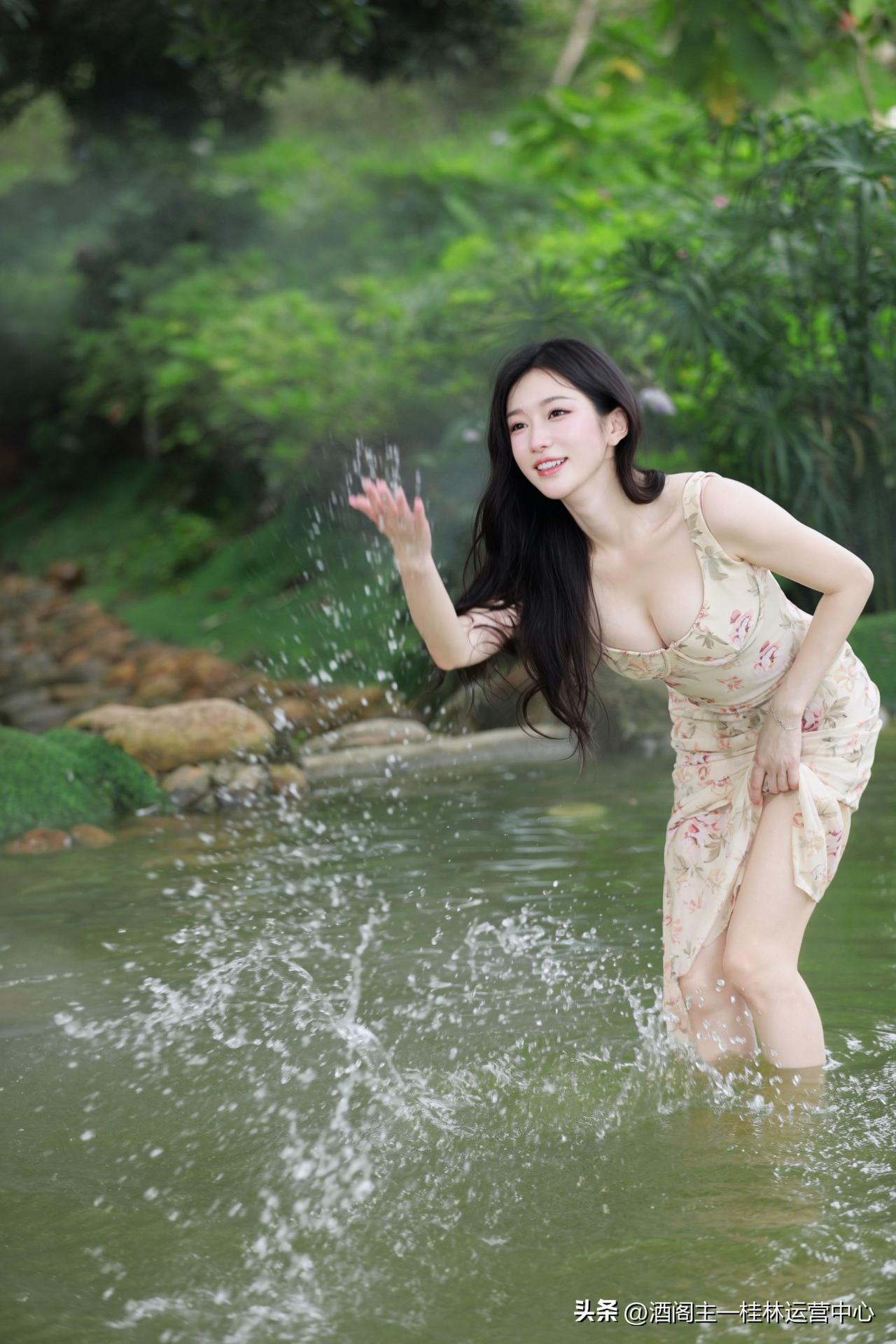 女生如何穿搭看起来时尚更有品味呢美女戏水荡秋千连衣裙好身材