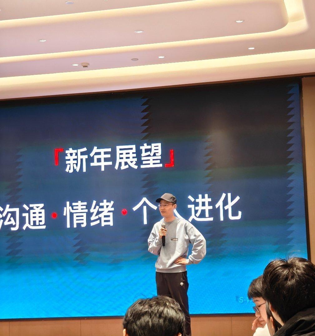 巨龙站到这像不像在开发布会