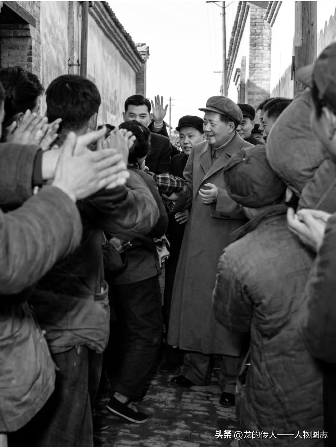 毛主席与人民群众在一起