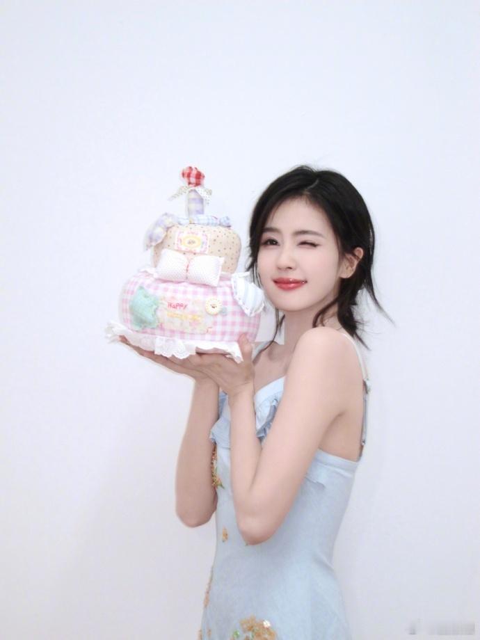 白鹿合拍生日大片白鹿捧生日蛋糕合照 ​​​白鹿生日大片好有巧思，没有厚重的布景，