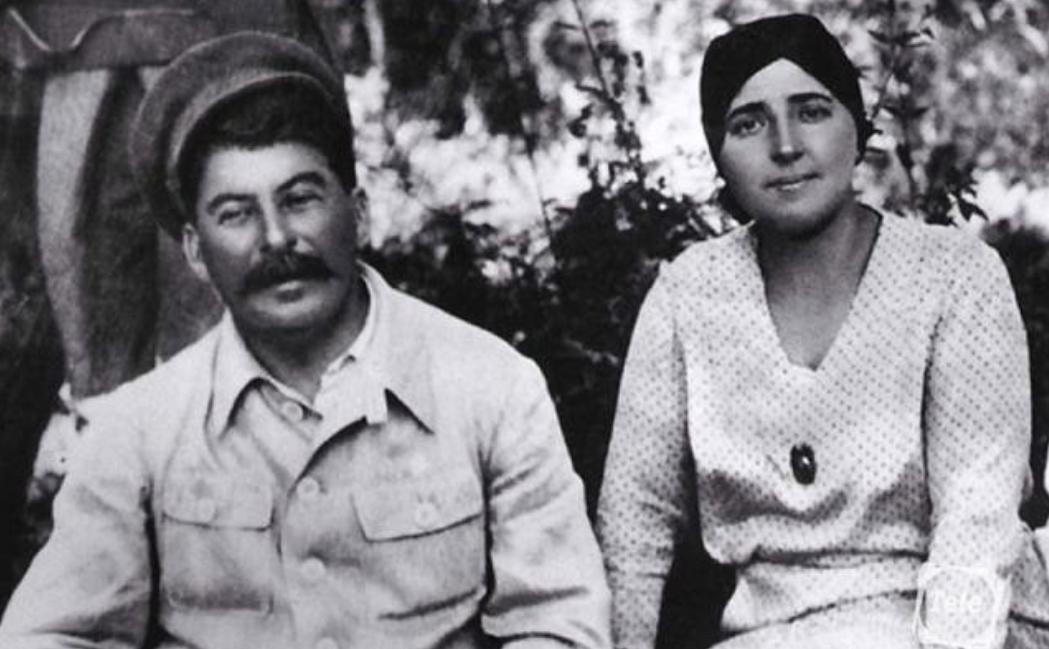 1932年的一天，斯大林喝醉后与妻子发了脾气，谁料想斯大林竟然气得当众将烟头甩到