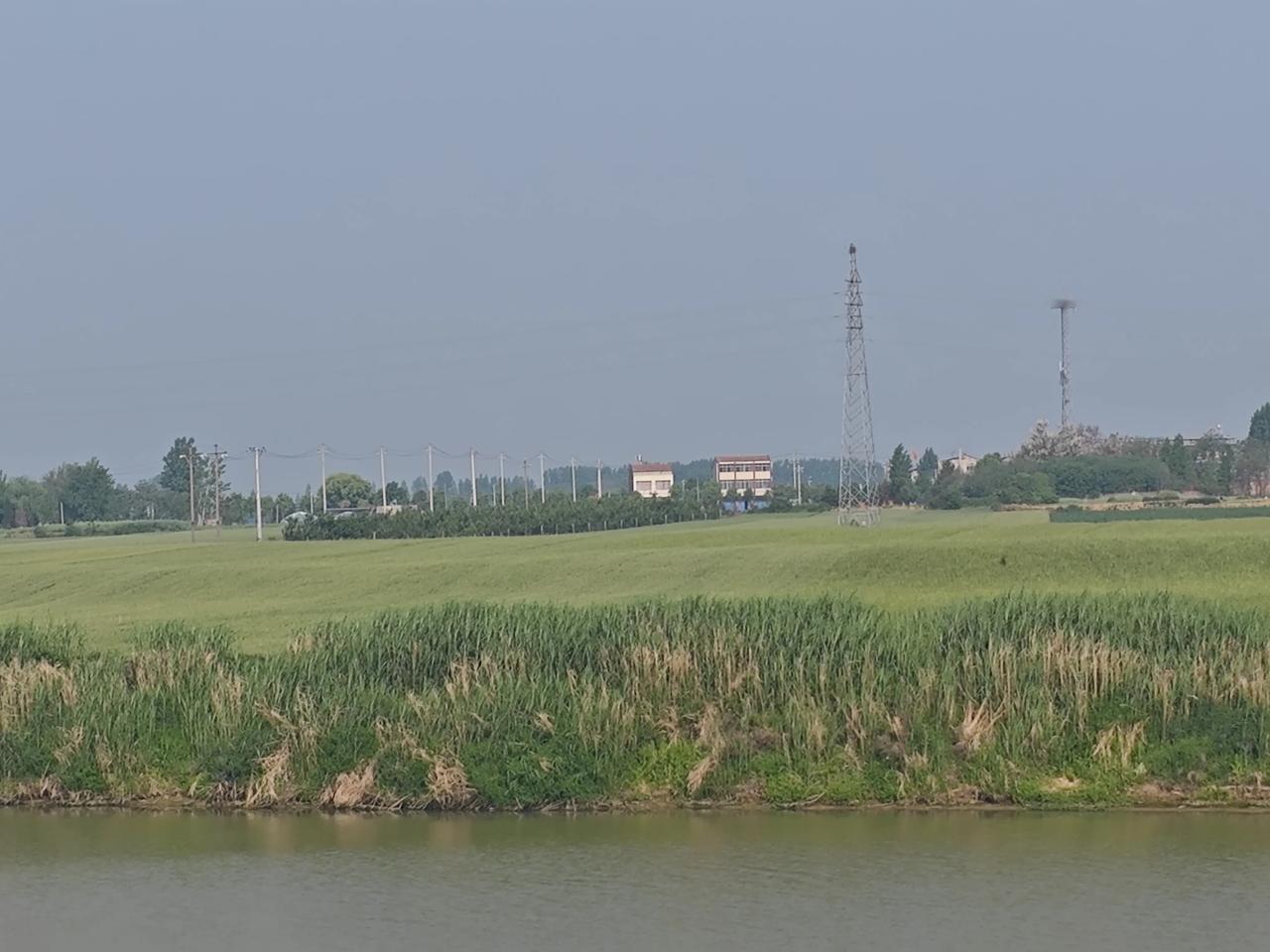 家长只管教好一个孩子，
老师要兼顾几十个家庭。
多一份包容，少一次投诉，
双向理