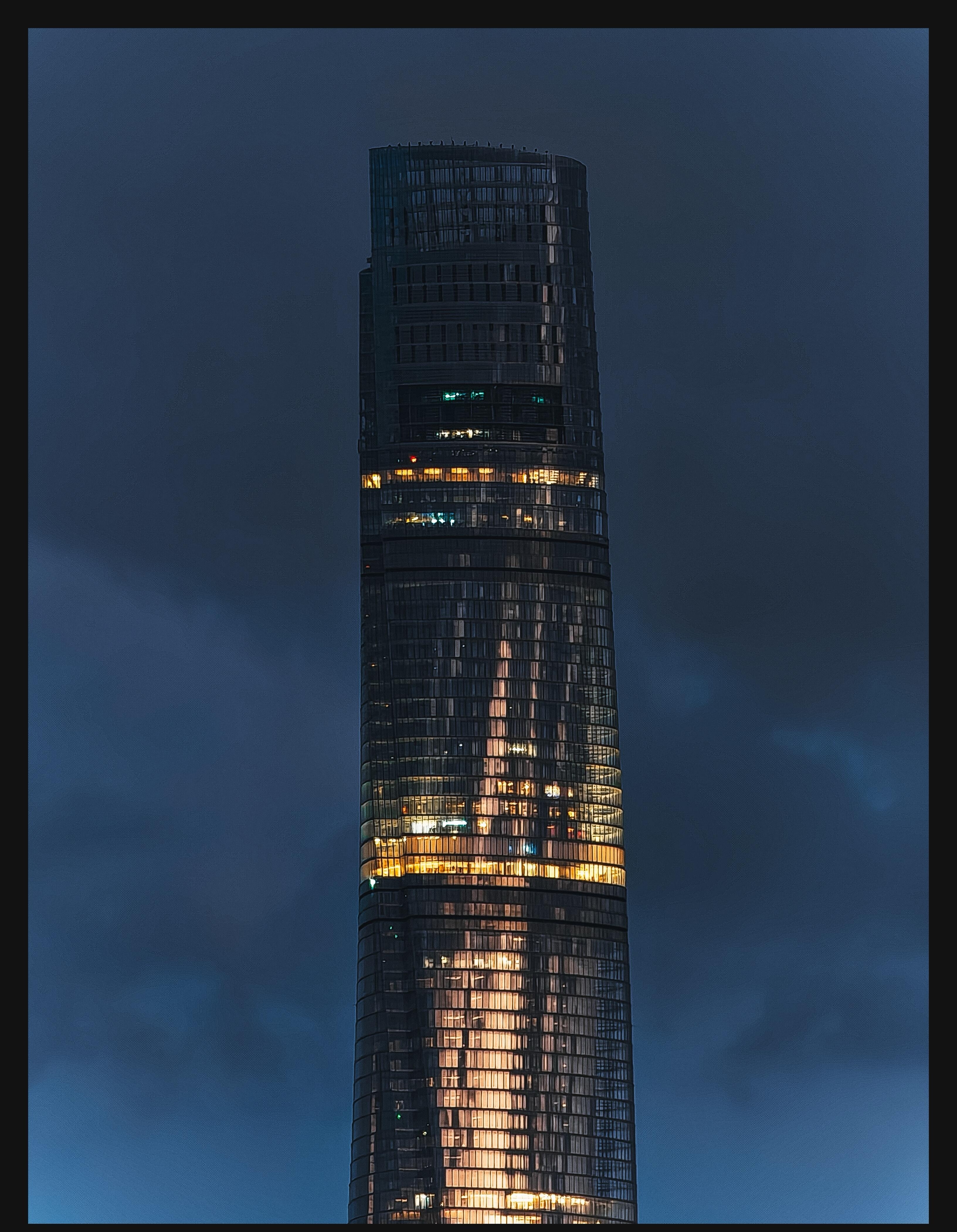 加仓上海重仓上海 暮色漫过黄浦江，外滩鎏金灯火次第亮起，对岸摩天楼宇勾勒出璀璨天