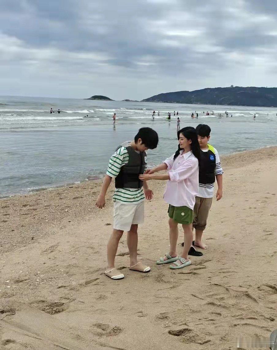 胡可和俩儿子到海边游玩，14岁安吉瘦了好多，弟弟小鱼儿还是很胖！ ​​​