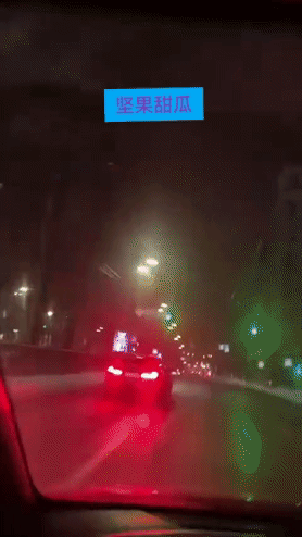 基辅用了黑科技，据基辅司机反映，尽管断电要紧，但道路照明充足，市中心舍甫琴科大道