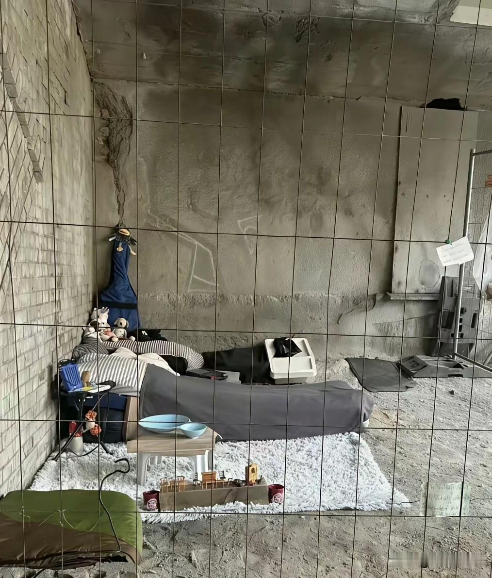 据说这是一个网友在桥底下拍到的一个画面，好像是一个生活起居的地方，虽然是在桥底下