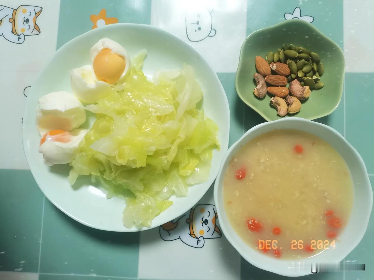 冬日绵绵之中年女性减脂早餐日记
主食：小麦胚芽
蛋白质：鸡蛋
蔬菜坚果：卷心菜、