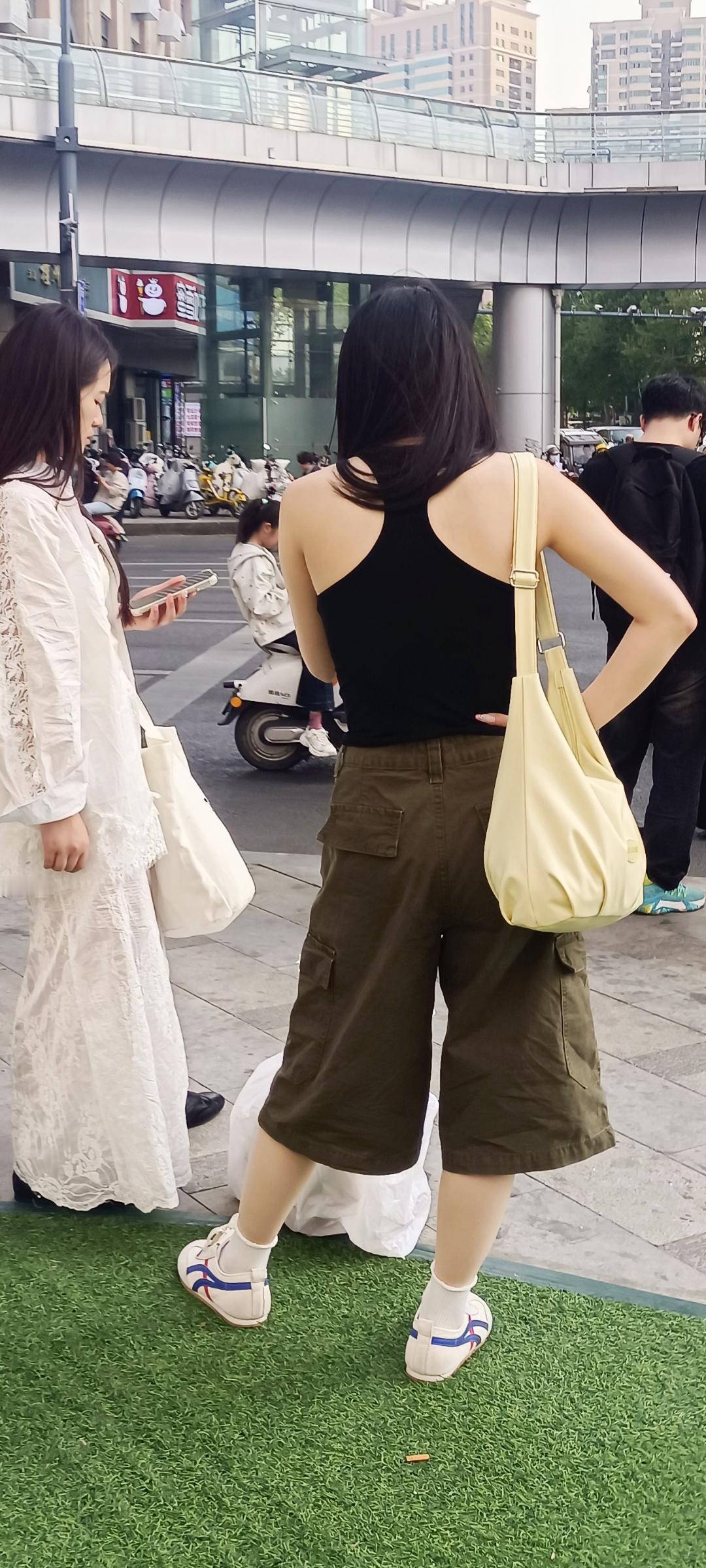 生活中，那种背影英姿飒爽，正面小鸟依人的女孩太有魅力了。之前我在商场就碰到这样一