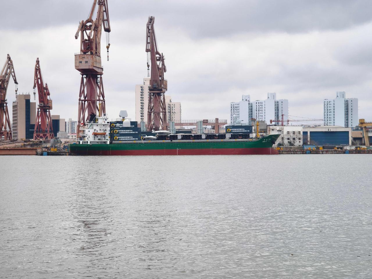 民用集装箱船卸下导弹集装箱换上电磁弹射器（EMALS），保留雷达和近防炮模块。这