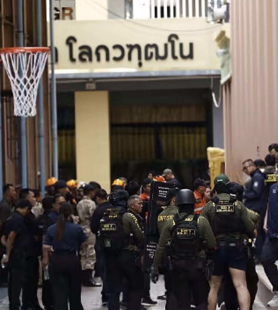 一群警察在街道上聚集，气氛紧张。