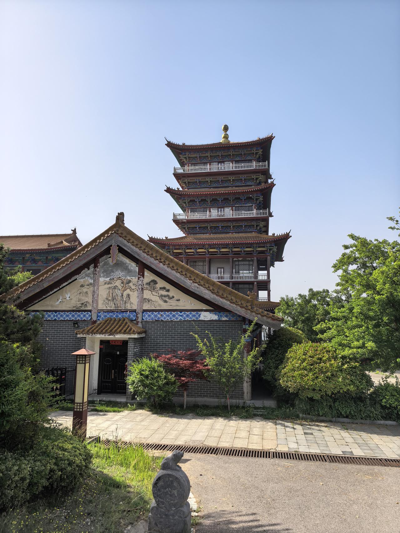 第七次上象山，发现有许多美女在晨炼，但这个戴着严实的黑色口罩，那个脸上贴着面膜，
