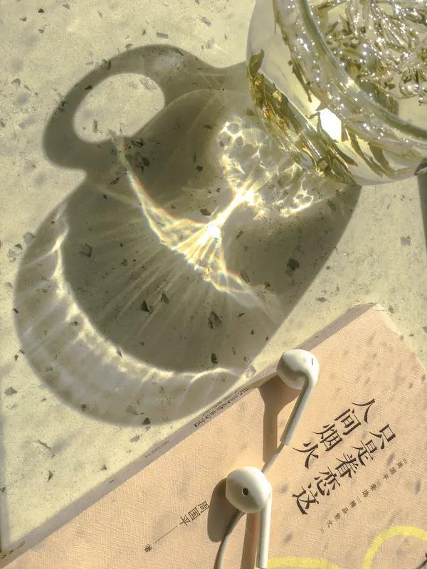 人到中年才明白，最好的感情，从来不是轰轰烈烈，而是相处不累。不用刻意讨好，不用小