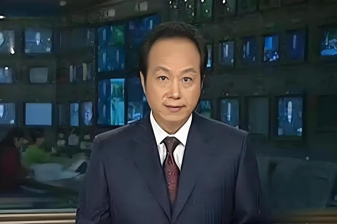 北京万佛华侨陵园里，有块刻着话筒的墓碑总亮得晃眼，常年摆着鲜花。这是罗京的墓，去
