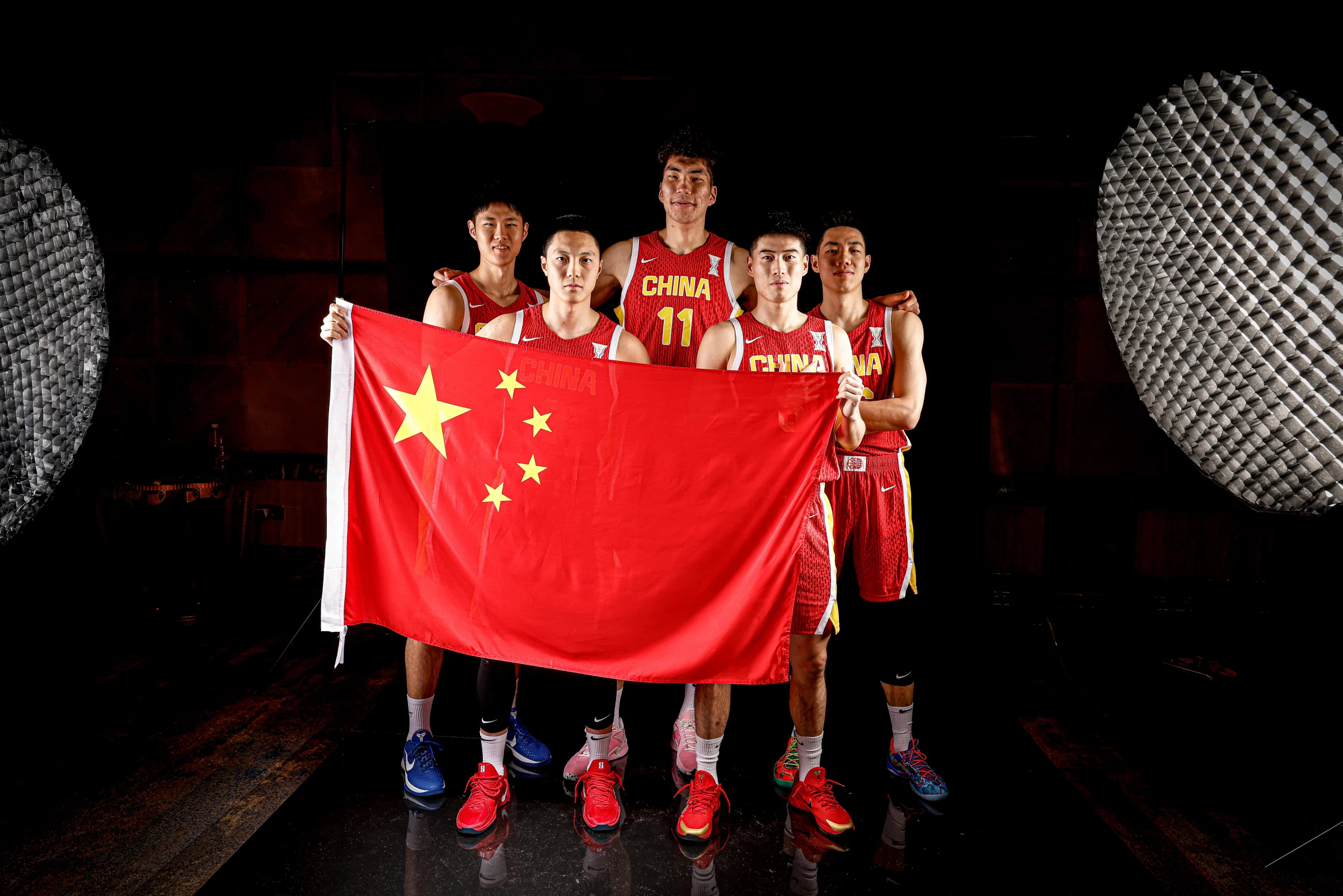 中国男篮2025男篮亚洲杯 FIBA亚洲杯官方公布最新中国男篮定妆照，12人拍摄