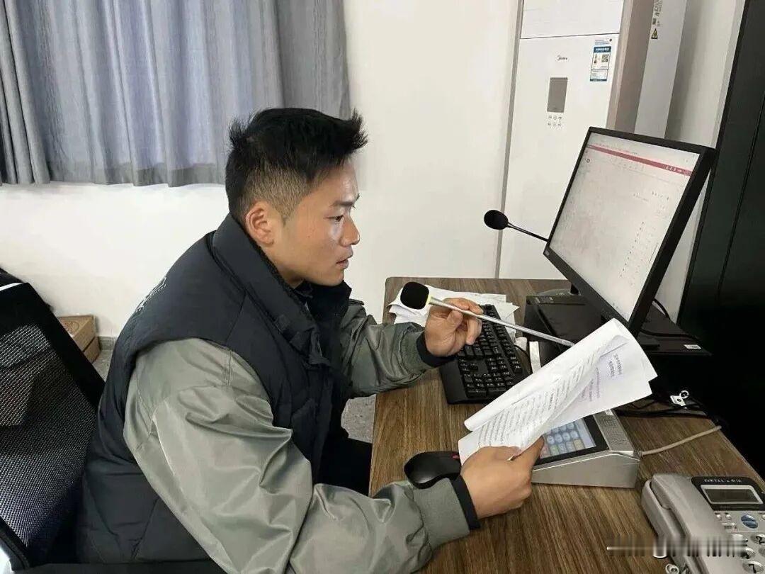 1月27日，汉中市西高新初级中学精心组织开展了防震应急疏散演练活动。演练前，学校