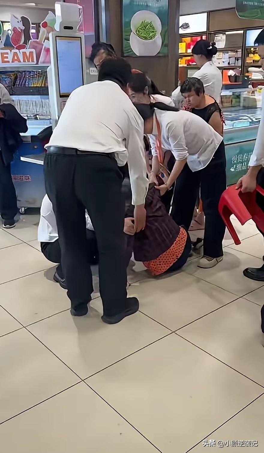 河南固始县一老太在超市偷东西被抓，坐地上不起来，躺在地上说让她死在这。   超市