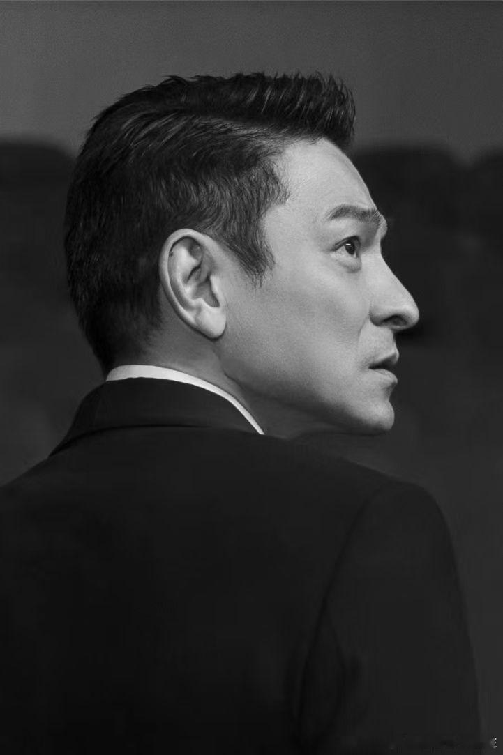 刘德华手持华为新三折叠华为官宣刘德华出席9月7日发布会 去年“人生的开与合”还记