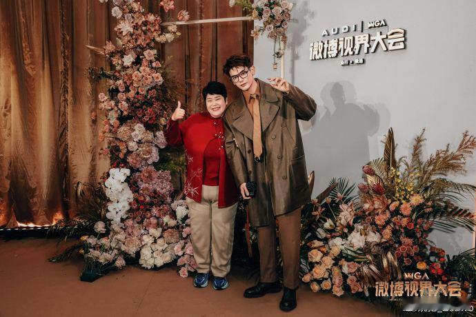 姚弛晒与房主任合照姚弛房主任合照 姚弛：今天拥有了一张很有意义的合照！ ​​​