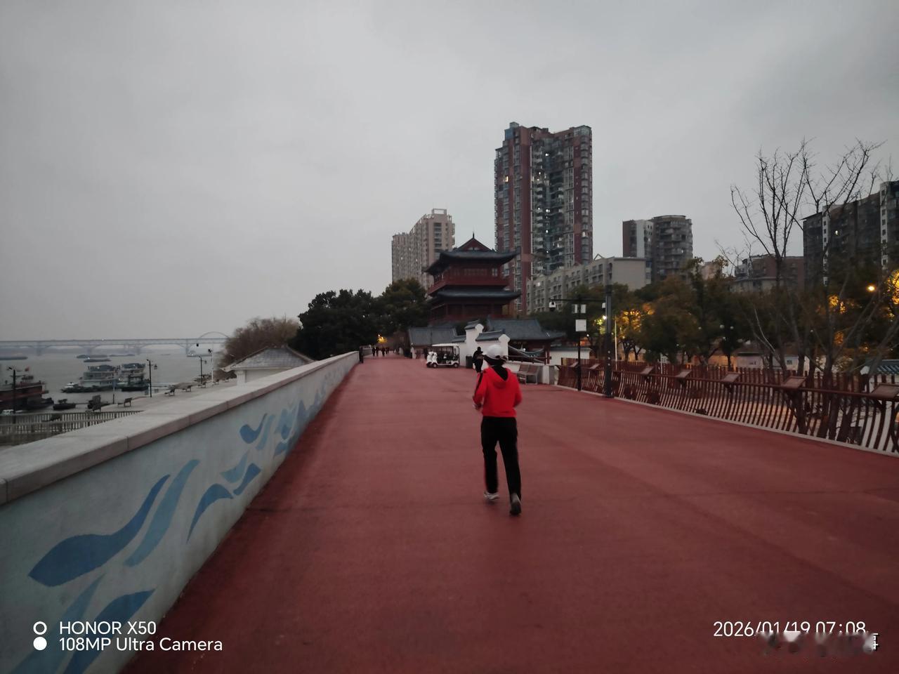 2026年1月19日长江岸边晨练“上头条聊CBA”