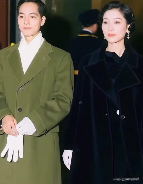 这张珍贵合影拍摄于1957年12月10日！

在瑞典斯德哥尔摩音乐厅的颁奖现场，