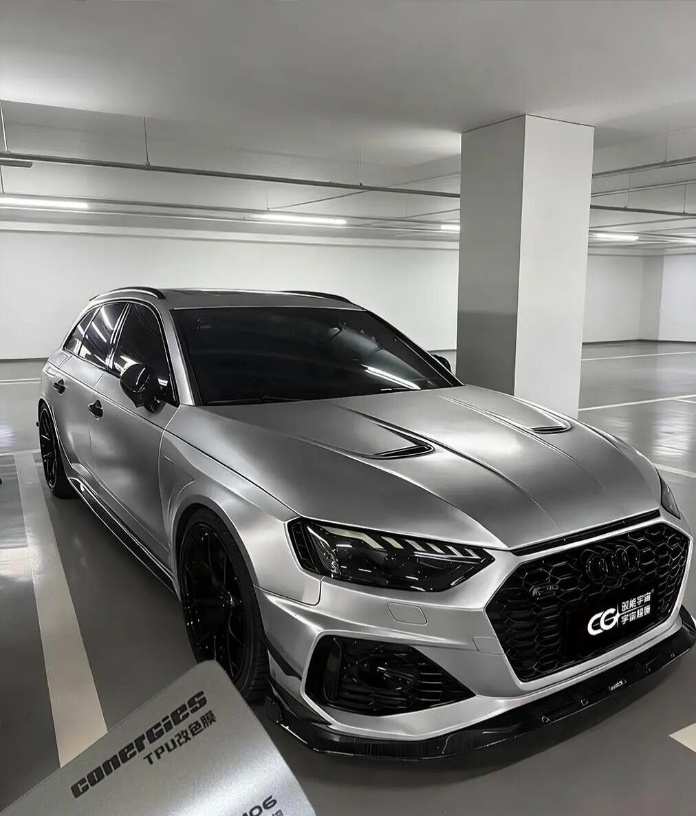 奥迪，永不过时如雾面丝绸般，在哑光的基底上泛着极其细腻、柔和的金属光泽。光线掠过