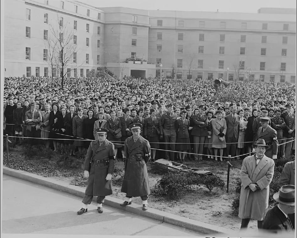 1943年1月15日，五角大楼在弗吉尼亚州阿灵顿县正式启用。
五角大楼的建造初衷