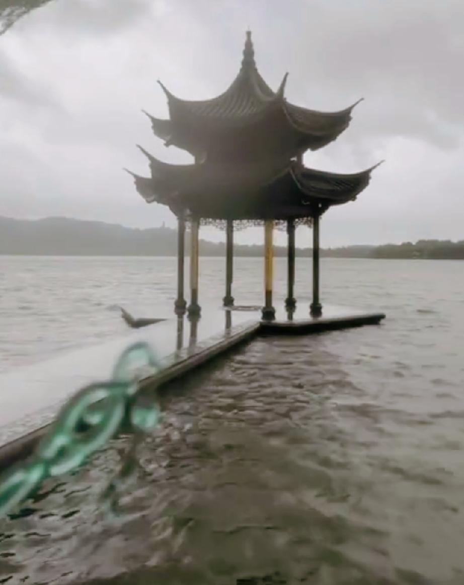 ：）男人最大的遗憾不是挣得少，而是把“全部上交”当成了安稳。到老了七十左右过去的