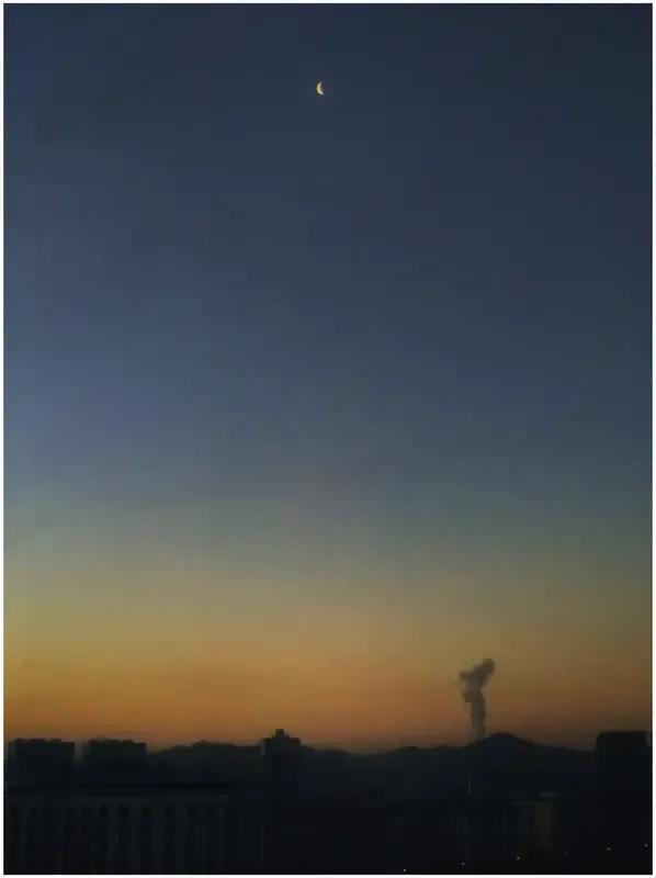 继续早睡早起
今天早上醒的时间5点20，昨晚算睡得早吧10点半左右。
看英语视频