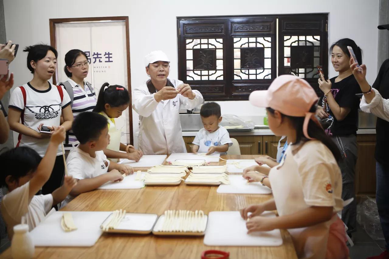 #男子花1000万建非遗糕点体验馆# 提到中国美食，你会想到什么？我觉得糕点是不